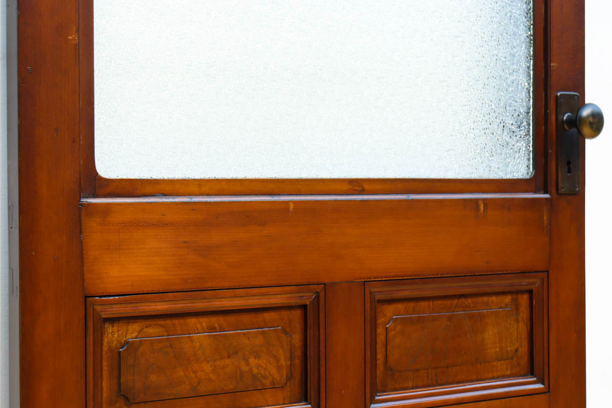 幅862ミリ　高さ1722ミリ　色艶の美しいドアノブ付きレトロガラスドア　F8534　在庫1枚