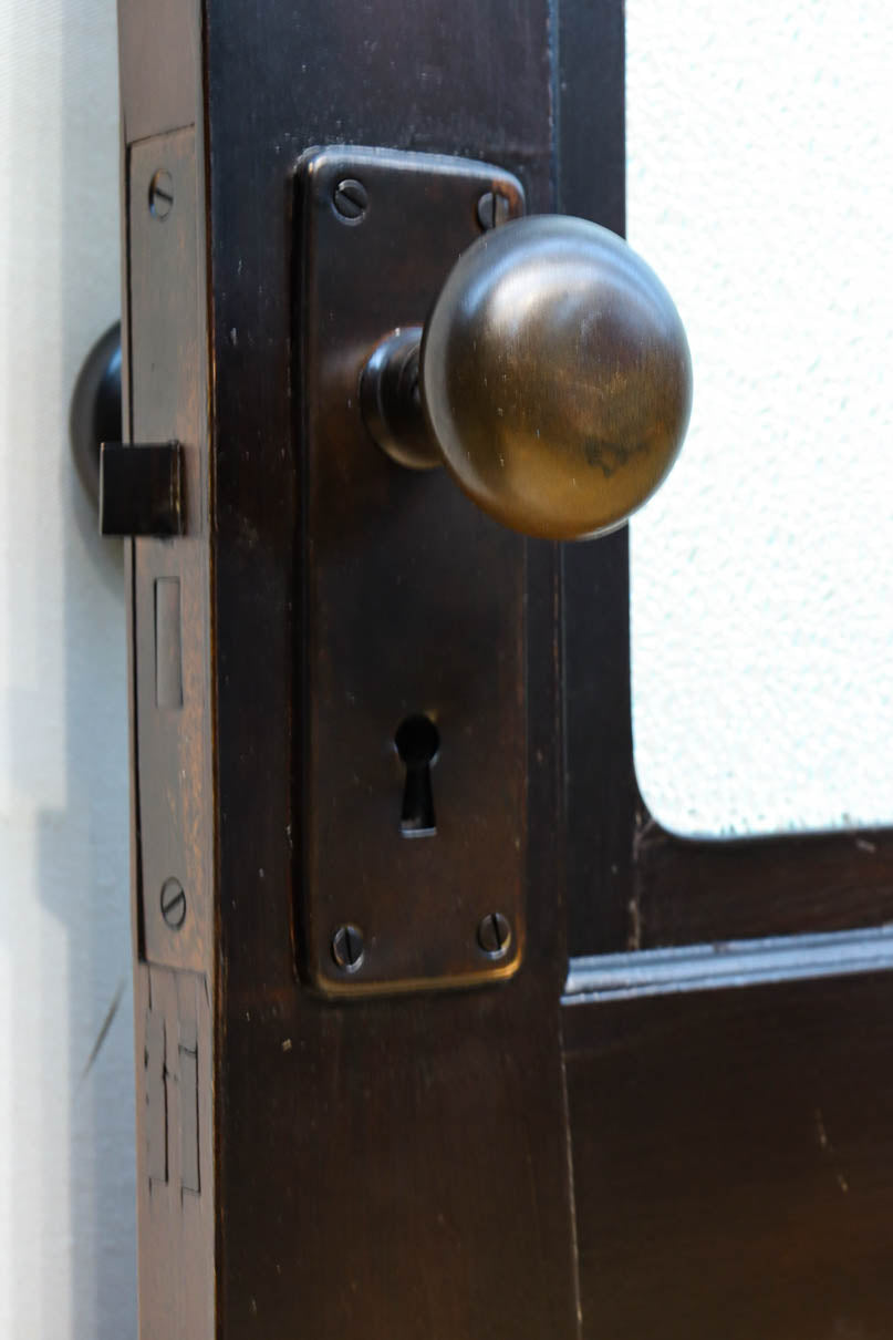 幅862ミリ　高さ1722ミリ　色艶の美しいドアノブ付きレトロガラスドア　F8534　在庫1枚