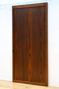 幅895ミリ　深みのある色艶の大胆な自然美を纏う板戸　F8549　在庫4枚