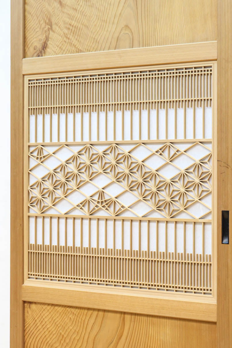 幅910ミリ　柔らかな木地色の色彩と組子が格調溢れる透かし板戸　F8550　在庫4枚一組