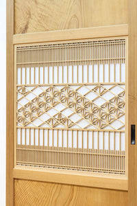 幅910ミリ　柔らかな木地色の色彩と組子が格調溢れる透かし板戸　F8550　在庫4枚一組