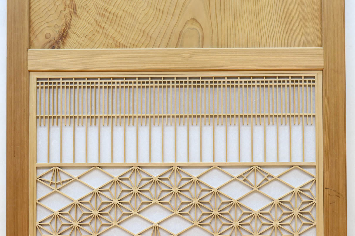 幅910ミリ　柔らかな木地色の色彩と組子が格調溢れる透かし板戸　F8550　在庫4枚一組