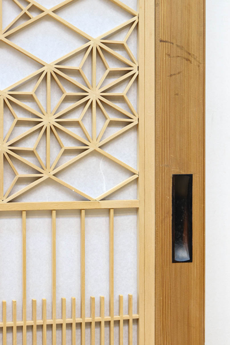 幅910ミリ　柔らかな木地色の色彩と組子が格調溢れる透かし板戸　F8550　在庫4枚一組