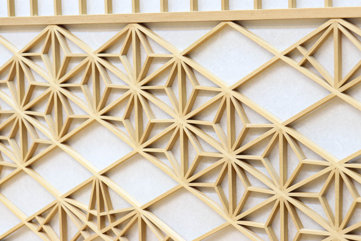 幅910ミリ　柔らかな木地色の色彩と組子が格調溢れる透かし板戸　F8550　在庫4枚一組