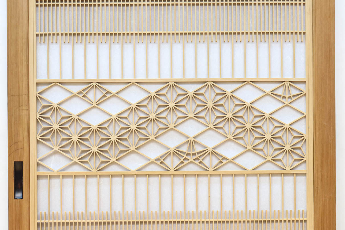 幅910ミリ　柔らかな木地色の色彩と組子が格調溢れる透かし板戸　F8550　在庫4枚一組