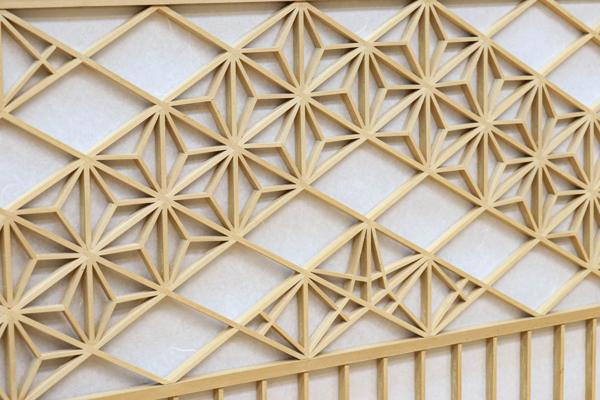 幅910ミリ　柔らかな木地色の色彩と組子が格調溢れる透かし板戸　F8550　在庫4枚一組