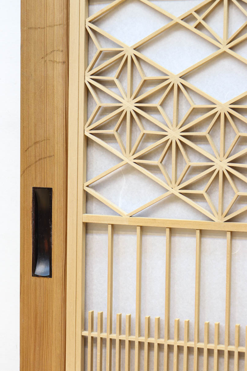 幅910ミリ　柔らかな木地色の色彩と組子が格調溢れる透かし板戸　F8550　在庫4枚一組