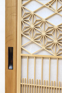幅910ミリ　柔らかな木地色の色彩と組子が格調溢れる透かし板戸　F8550　在庫4枚一組