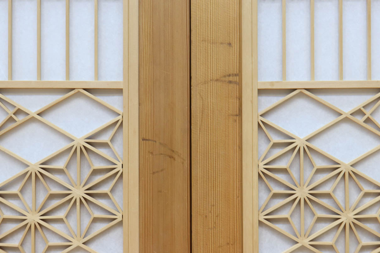 幅910ミリ　柔らかな木地色の色彩と組子が格調溢れる透かし板戸　F8550　在庫4枚一組