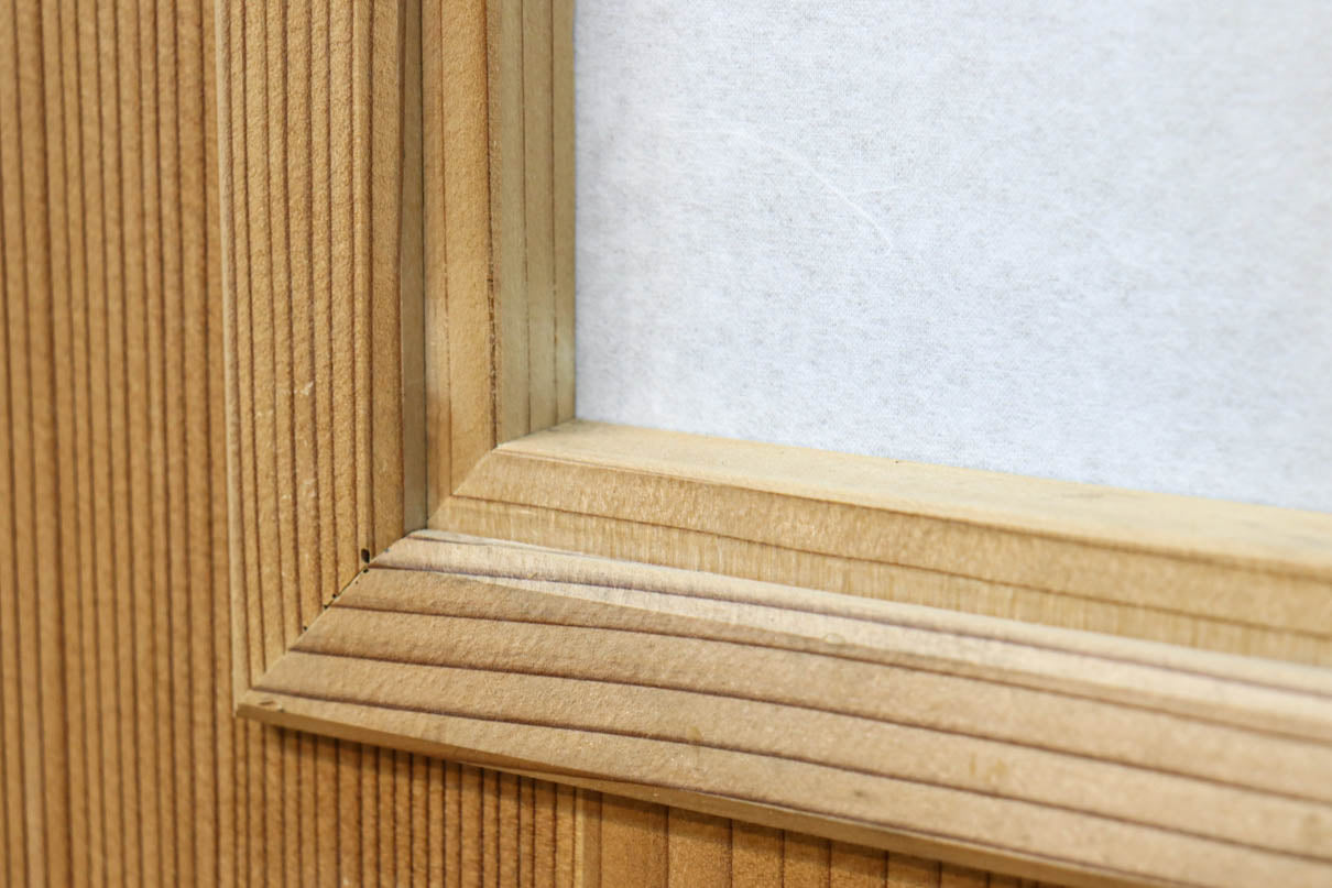 幅840ミリ　障子入りの小窓が風流な片面ワーロン入り上品な柾目板戸　F8551　在庫2枚