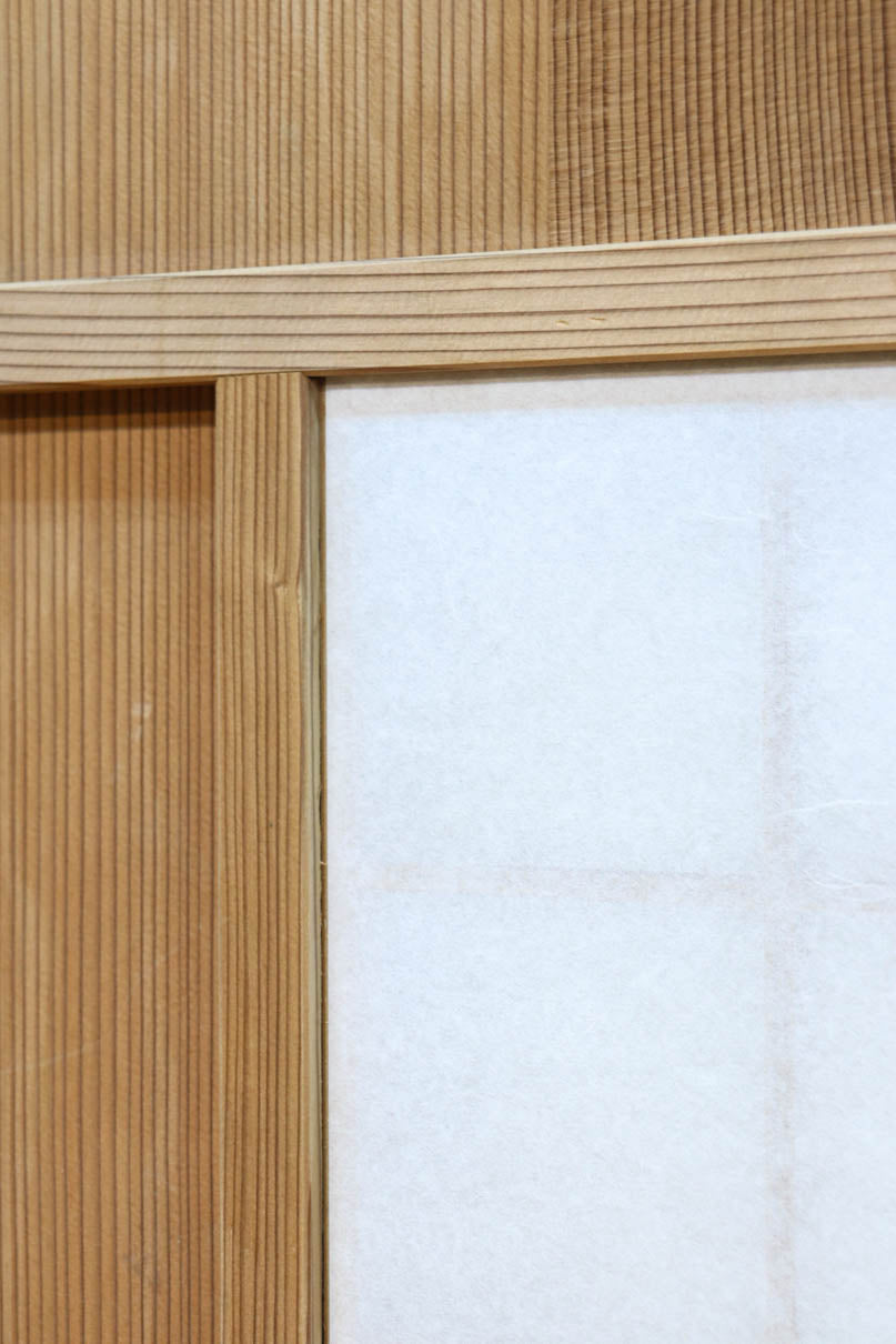 幅840ミリ　障子入りの小窓が風流な片面ワーロン入り上品な柾目板戸　F8551　在庫2枚