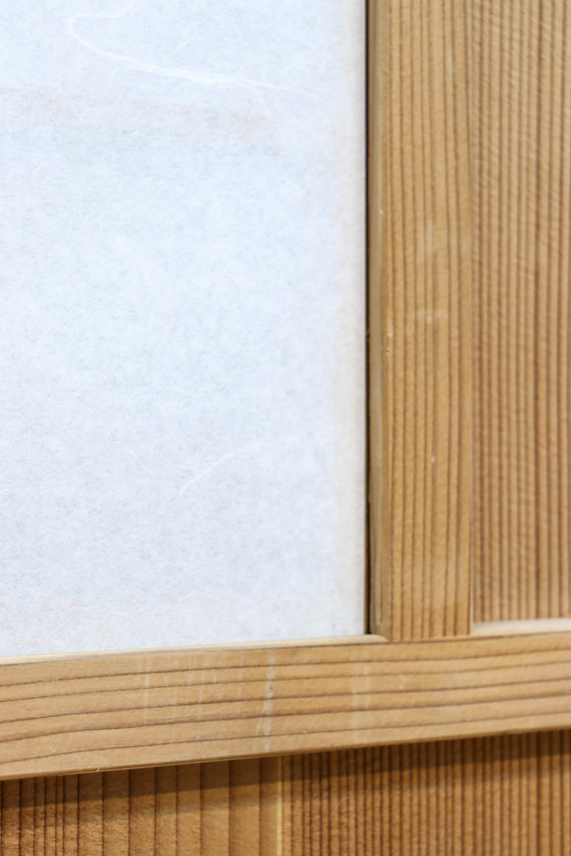 幅840ミリ　障子入りの小窓が風流な片面ワーロン入り上品な柾目板戸　F8551　在庫2枚