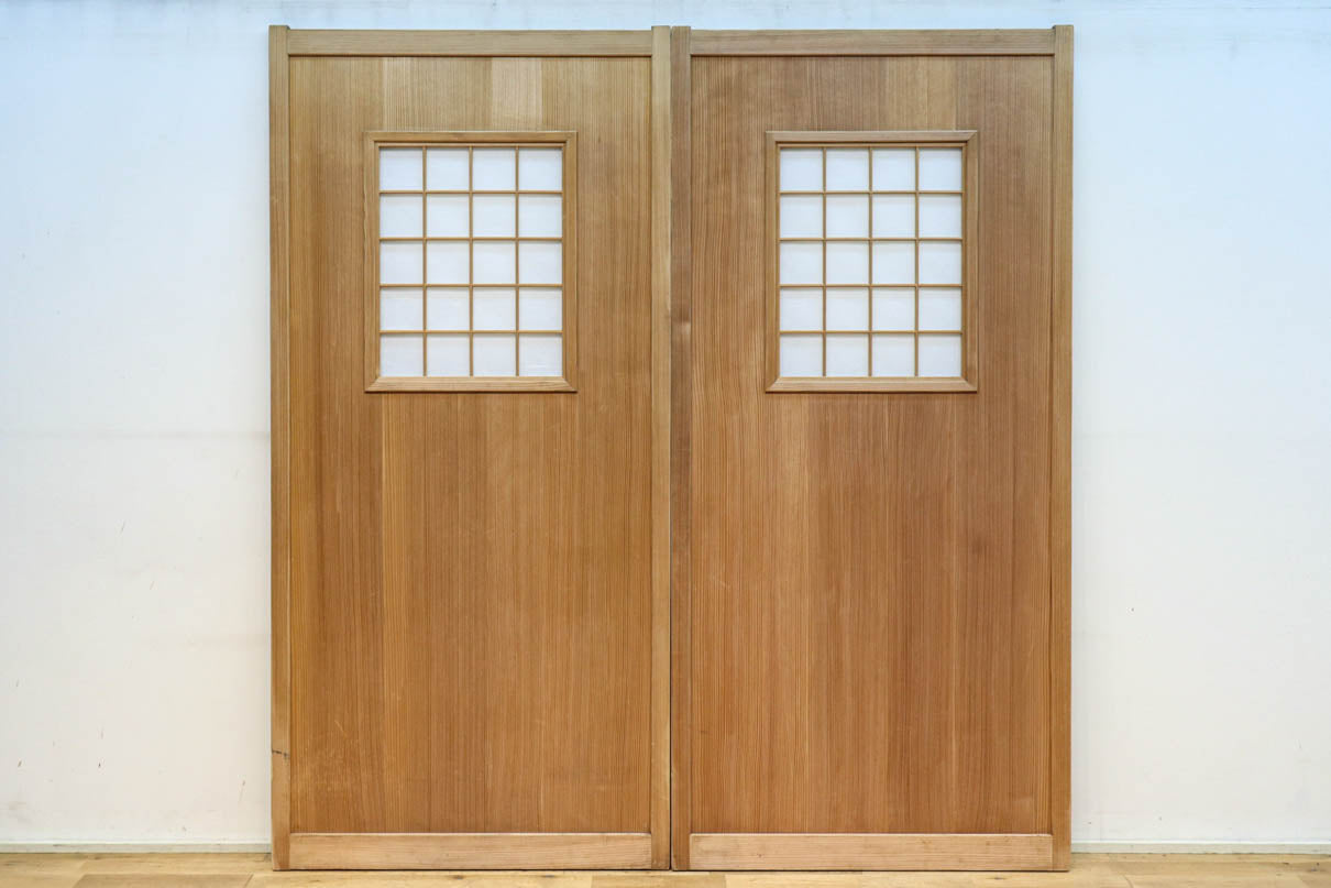 幅840ミリ　障子入りの小窓が風流な片面ワーロン入り上品な柾目板戸　F8551　在庫2枚