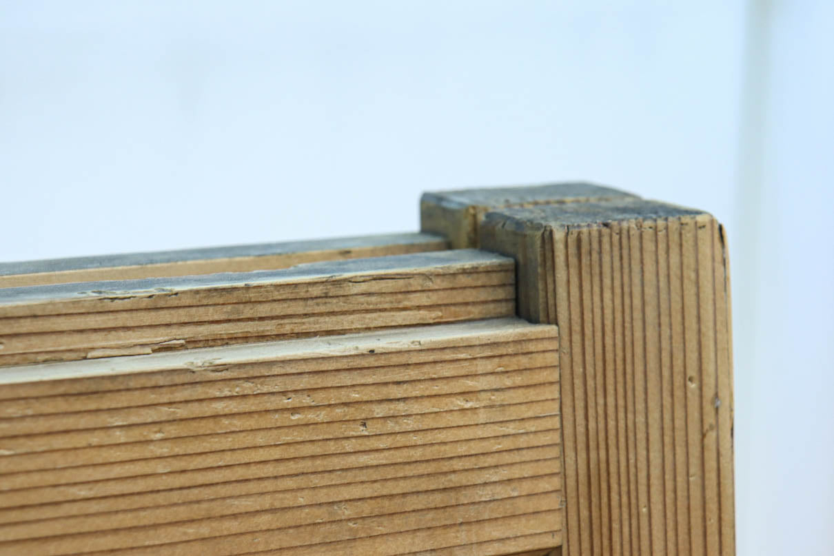 幅840ミリ　障子入りの小窓が風流な片面ワーロン入り上品な柾目板戸　F8551　在庫2枚