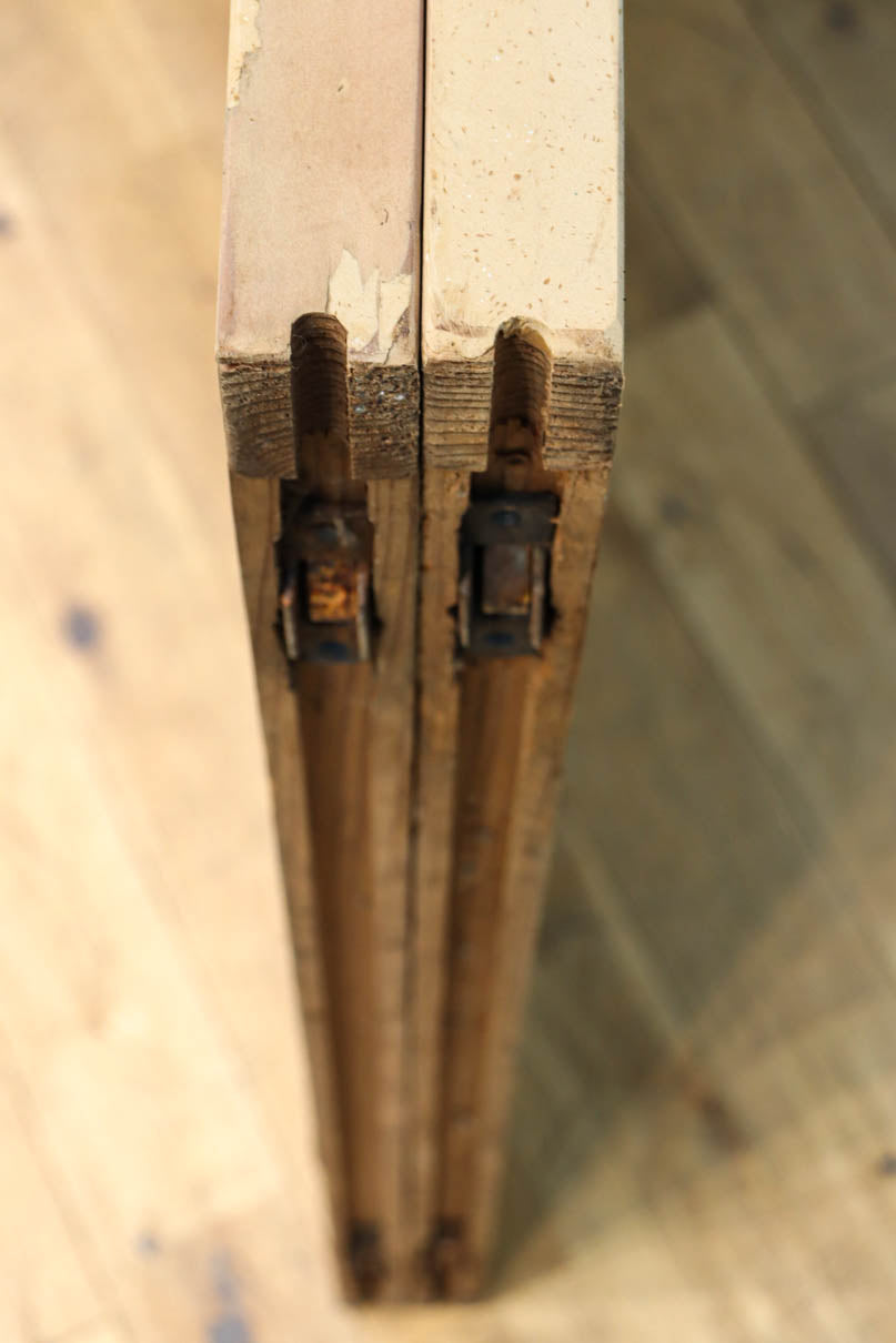 幅840ミリ　障子入りの小窓が風流な片面ワーロン入り上品な柾目板戸　F8551　在庫2枚