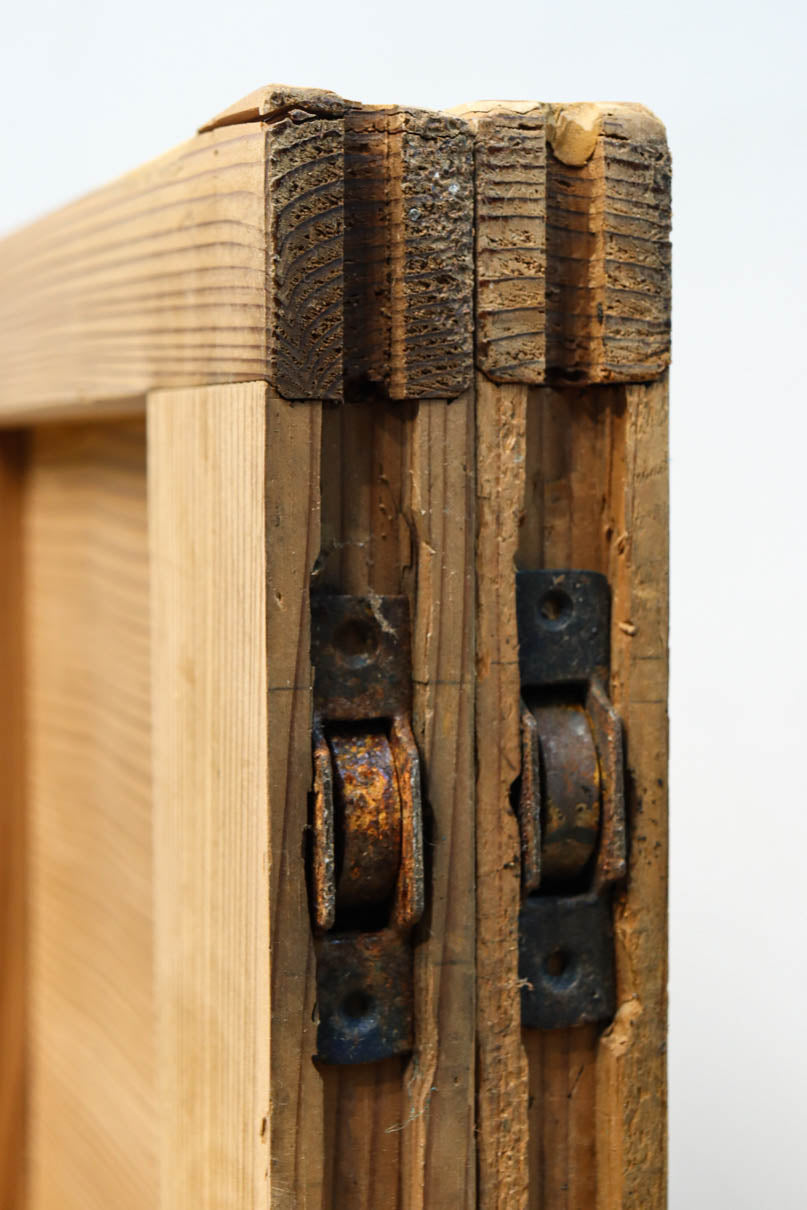 幅840ミリ　障子入りの小窓が風流な片面ワーロン入り上品な柾目板戸　F8551　在庫2枚