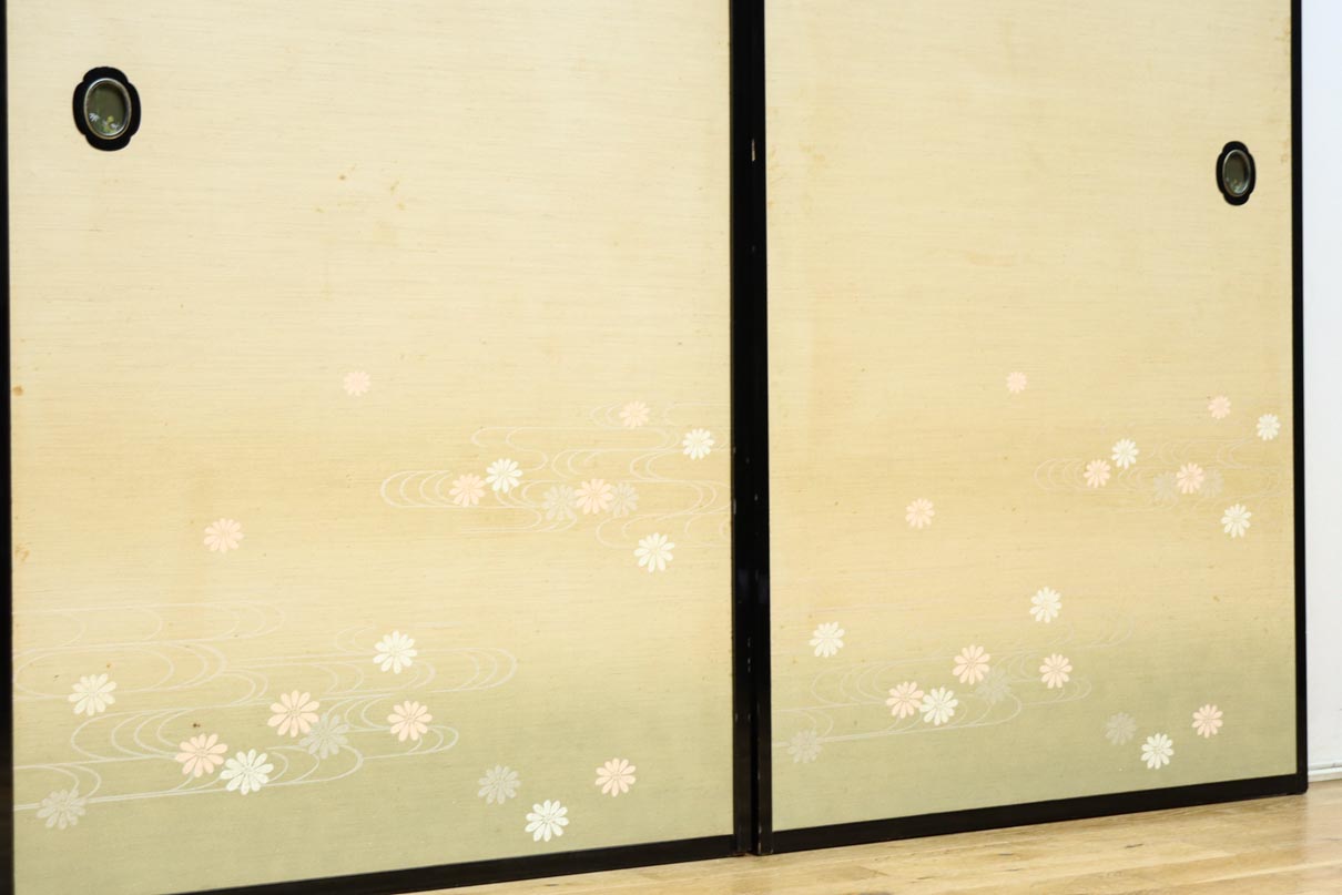 清楚な花模様を描いた丁寧な造りの襖戸　F8563　在庫2枚一組
