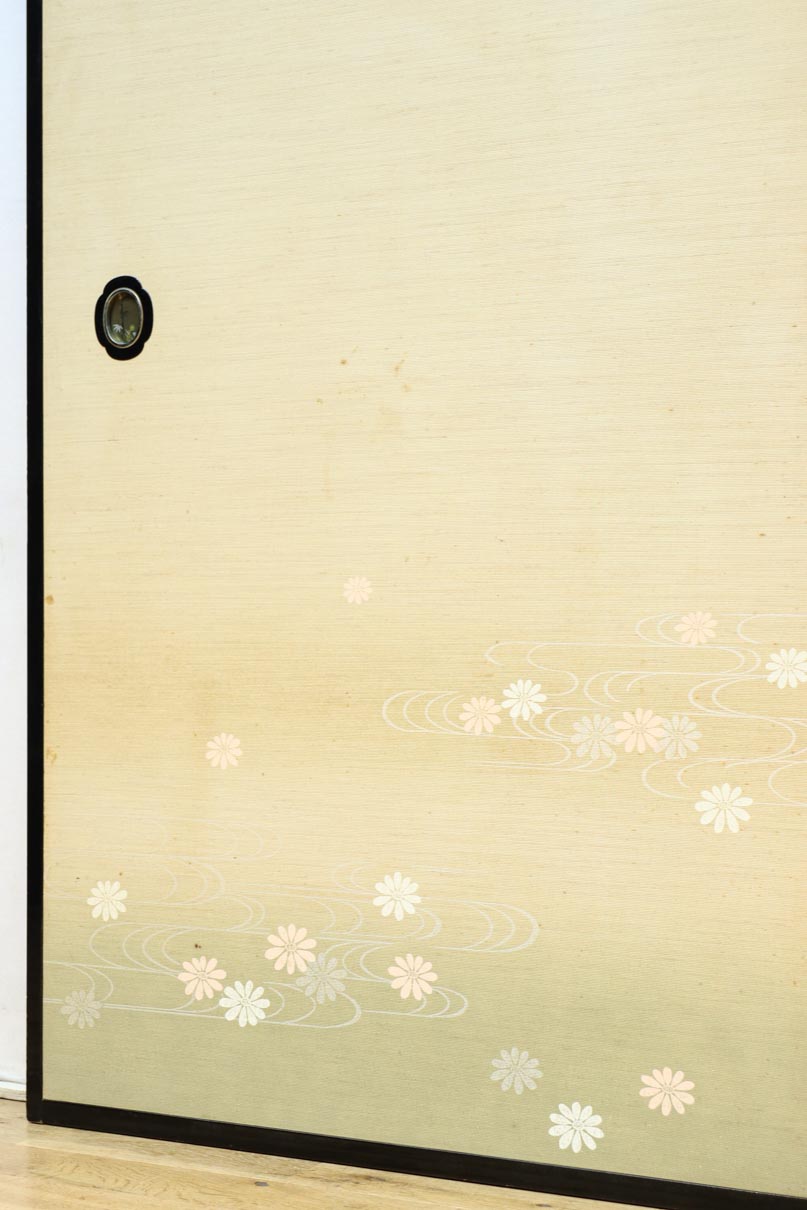 清楚な花模様を描いた丁寧な造りの襖戸　F8563　在庫2枚一組