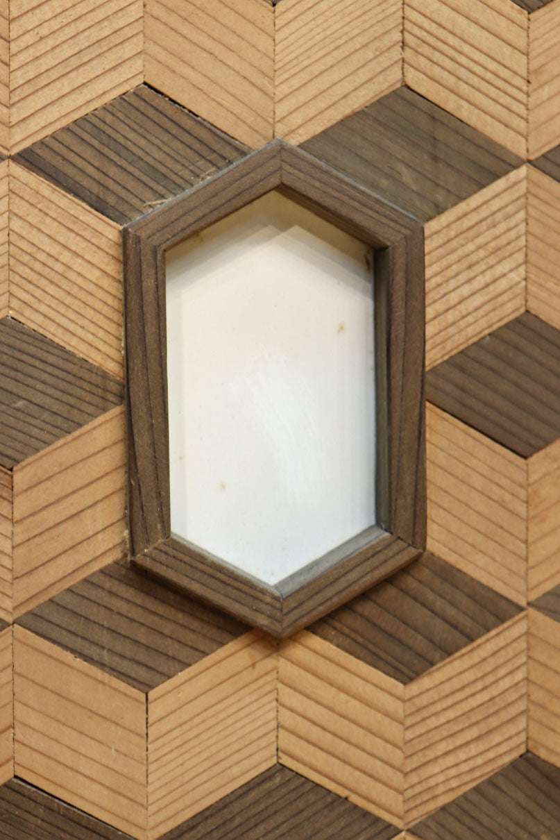 幅925ミリ　三色亀甲網代と組子模様が和モダンに飾るワーロン入り稀少障子戸　F8554　在庫2枚