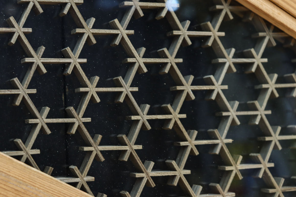 幅925ミリ　三色亀甲網代と組子模様が和モダンに飾るワーロン入り稀少障子戸　F8554　在庫2枚