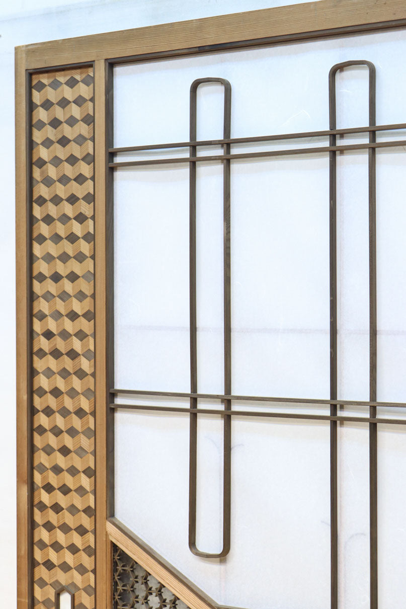 幅925ミリ　三色亀甲網代と組子模様が和モダンに飾るワーロン入り稀少障子戸　F8554　在庫2枚
