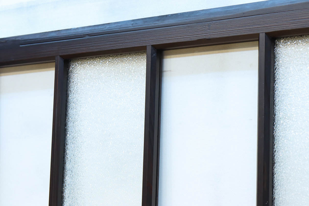 幅873ミリ　市松模様にガラスを配した和モダンなガラス戸　F8557　在庫4枚