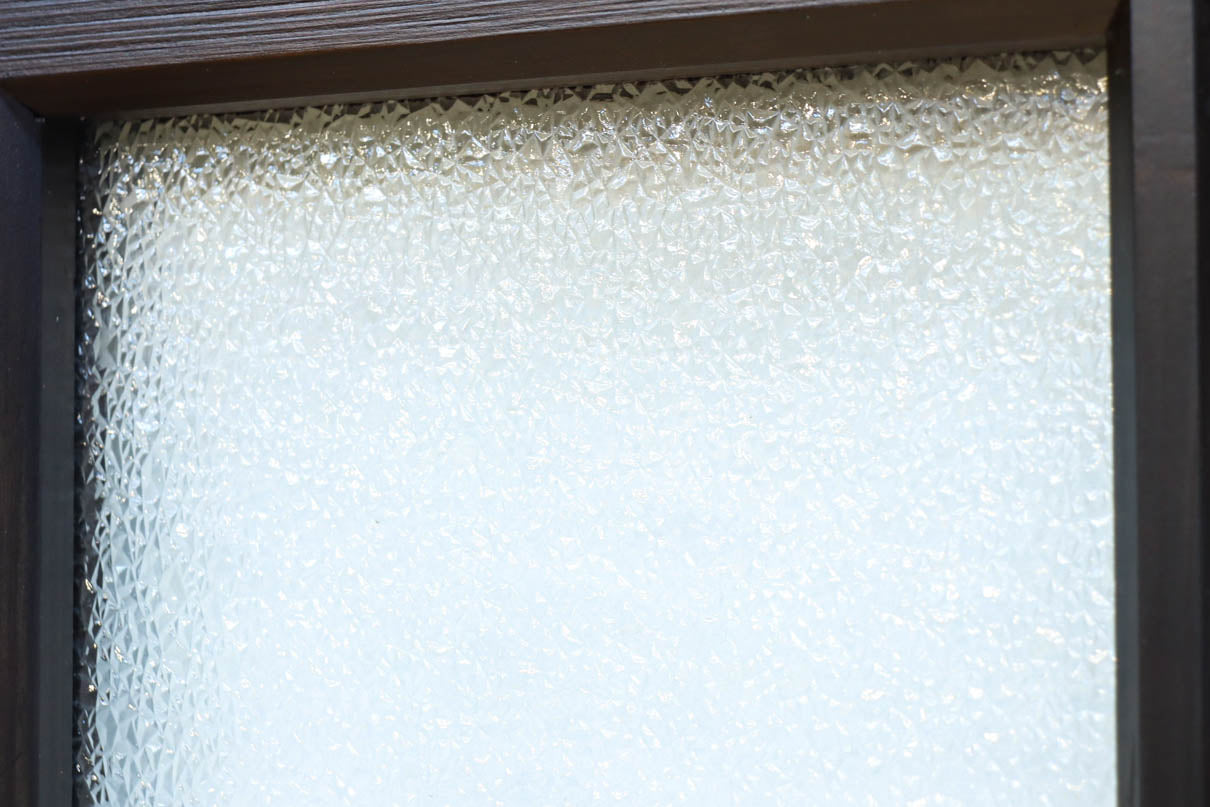 幅873ミリ　市松模様にガラスを配した和モダンなガラス戸　F8557　在庫4枚