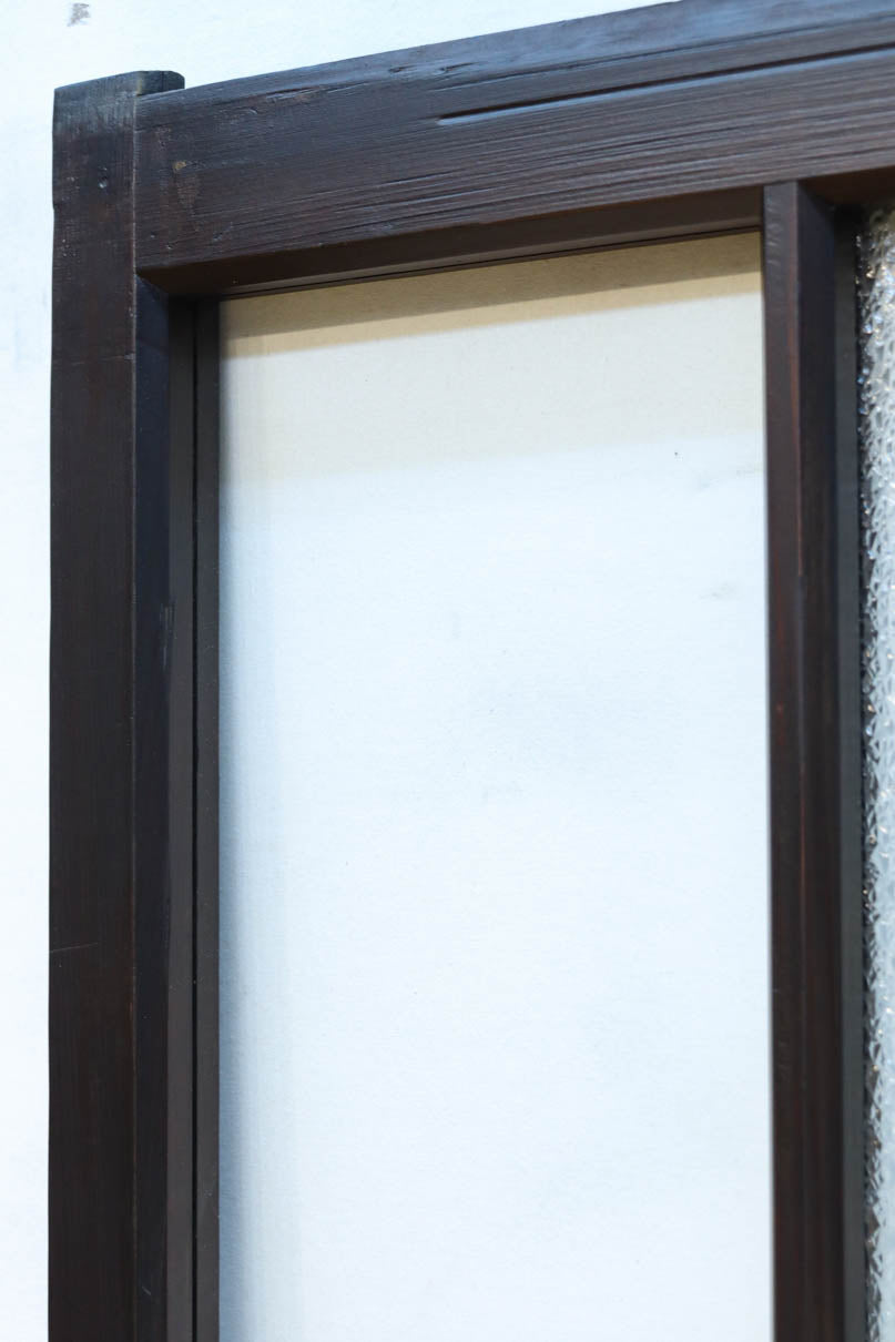 幅873ミリ　市松模様にガラスを配した和モダンなガラス戸　F8557　在庫4枚