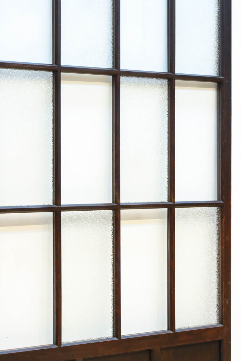 幅873ミリ　市松模様にガラスを配した和モダンなガラス戸　F8557　在庫4枚