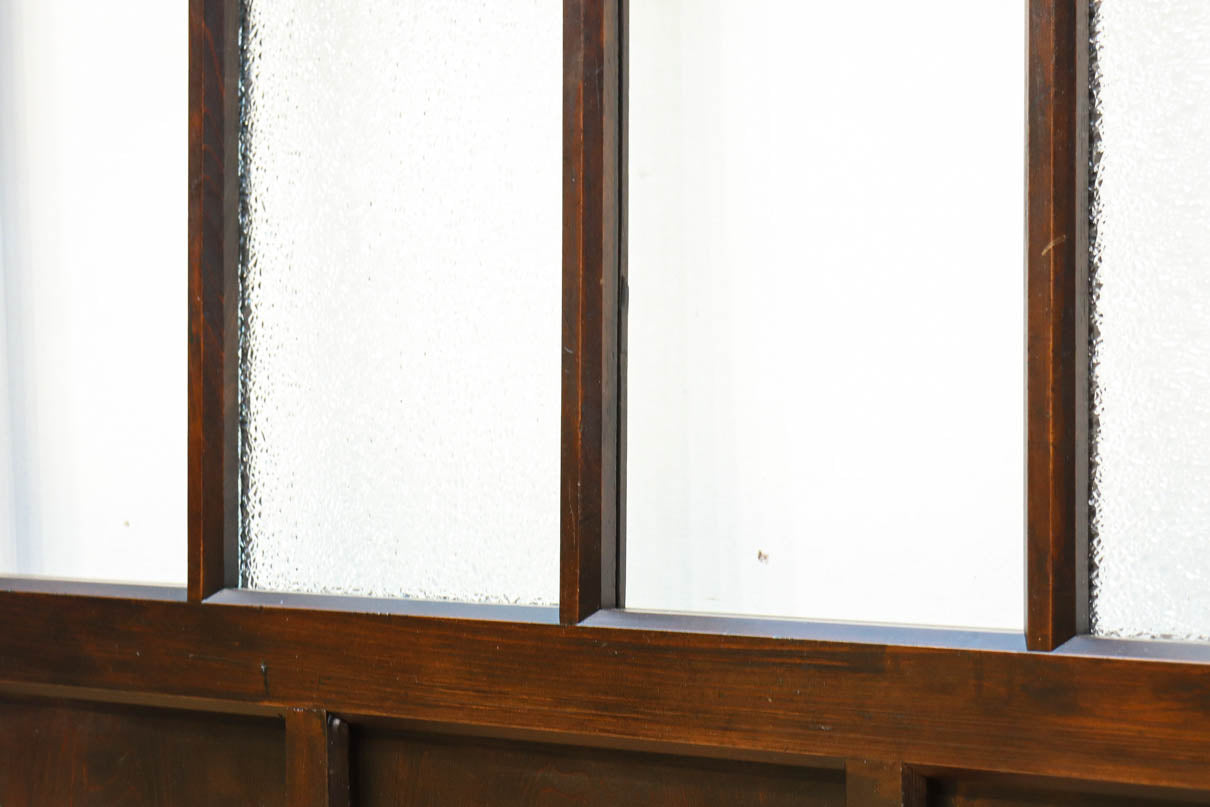 幅873ミリ　市松模様にガラスを配した和モダンなガラス戸　F8557　在庫4枚