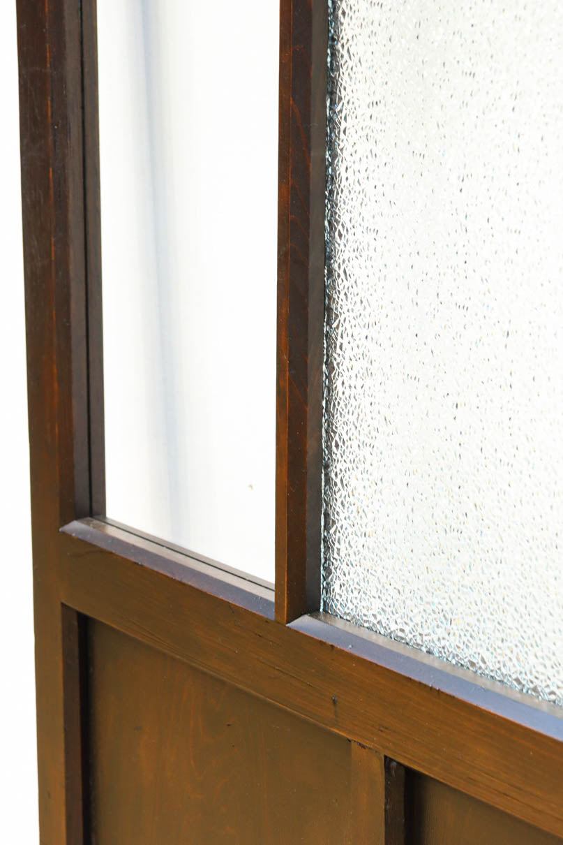 幅873ミリ　市松模様にガラスを配した和モダンなガラス戸　F8557　在庫4枚