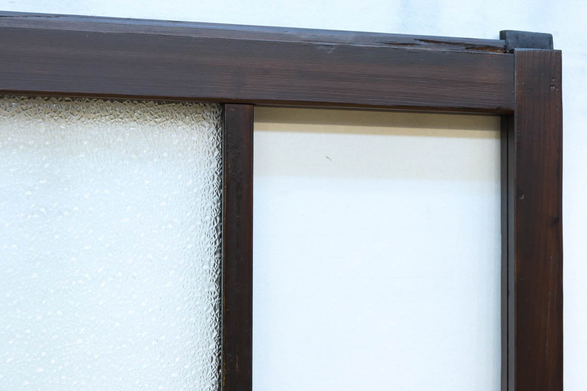 幅873ミリ　市松模様にガラスを配した和モダンなガラス戸　F8557　在庫4枚