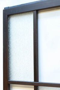 幅873ミリ　市松模様にガラスを配した和モダンなガラス戸　F8557　在庫4枚