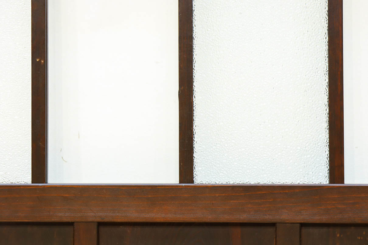 幅873ミリ　市松模様にガラスを配した和モダンなガラス戸　F8557　在庫4枚