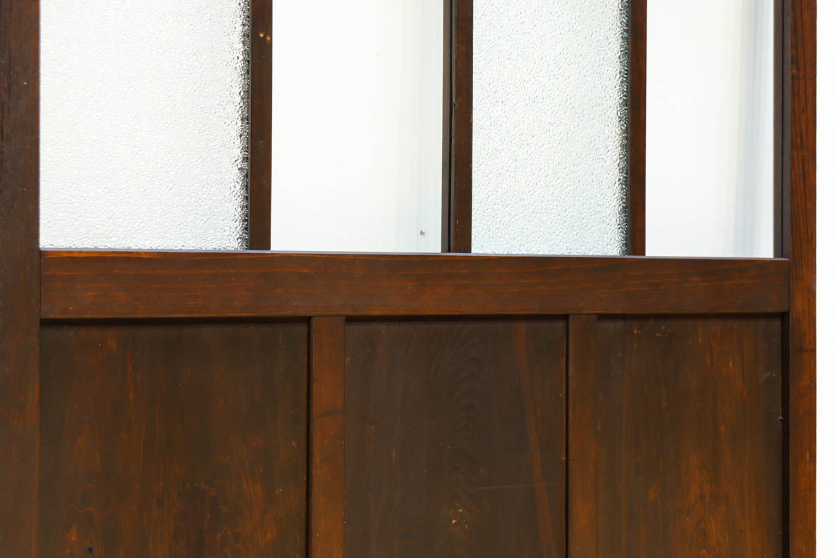 幅873ミリ　市松模様にガラスを配した和モダンなガラス戸　F8557　在庫4枚