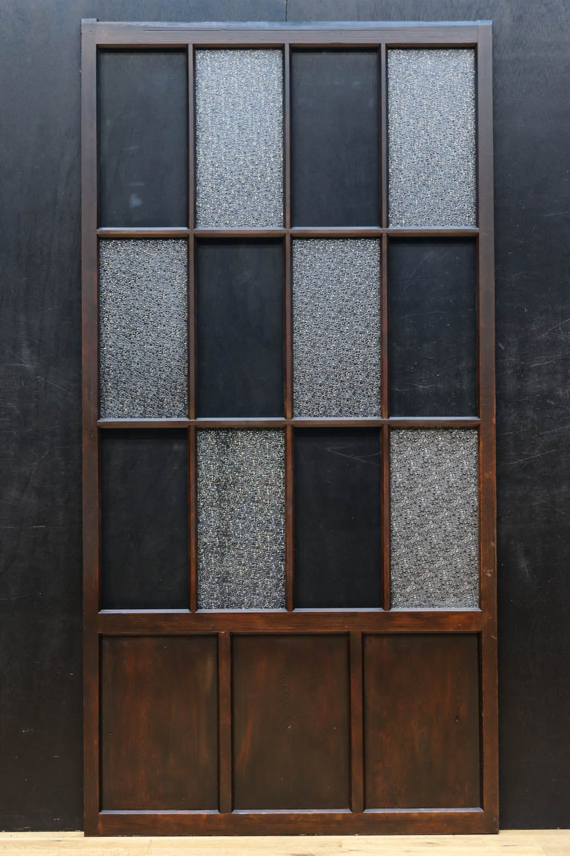 幅873ミリ　市松模様にガラスを配した和モダンなガラス戸　F8557　在庫4枚