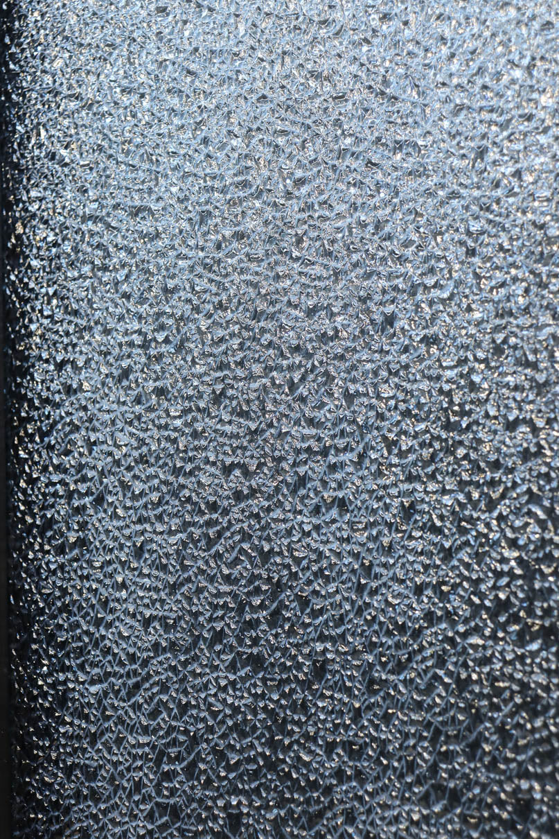 幅873ミリ　市松模様にガラスを配した和モダンなガラス戸　F8557　在庫4枚