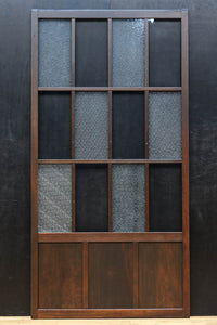幅873ミリ　市松模様にガラスを配した和モダンなガラス戸　F8557　在庫4枚