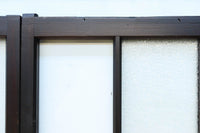 幅873ミリ　市松模様にガラスを配した和モダンなガラス戸　F8557　在庫4枚