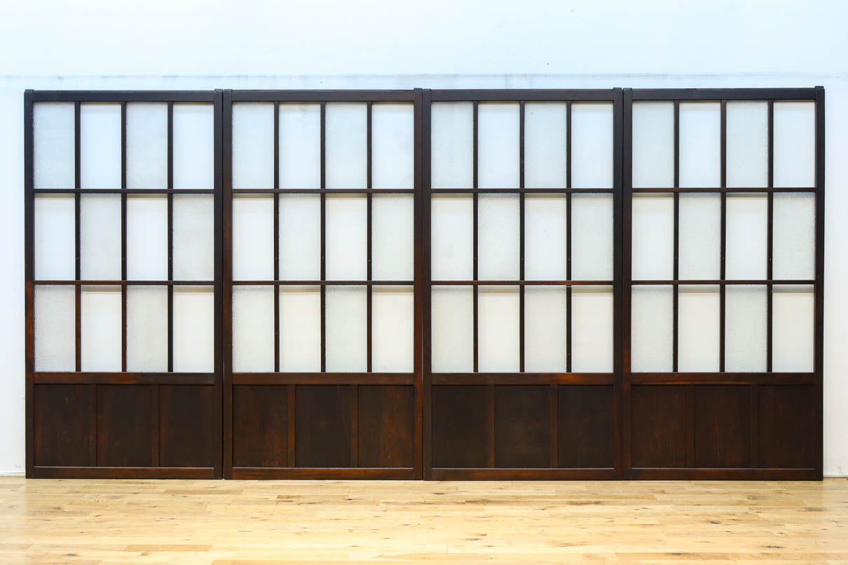 幅873ミリ　市松模様にガラスを配した和モダンなガラス戸　F8557　在庫4枚