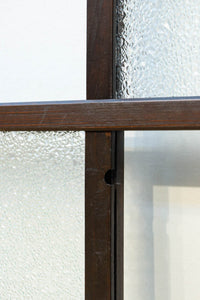 幅873ミリ　市松模様にガラスを配した和モダンなガラス戸　F8557　在庫4枚