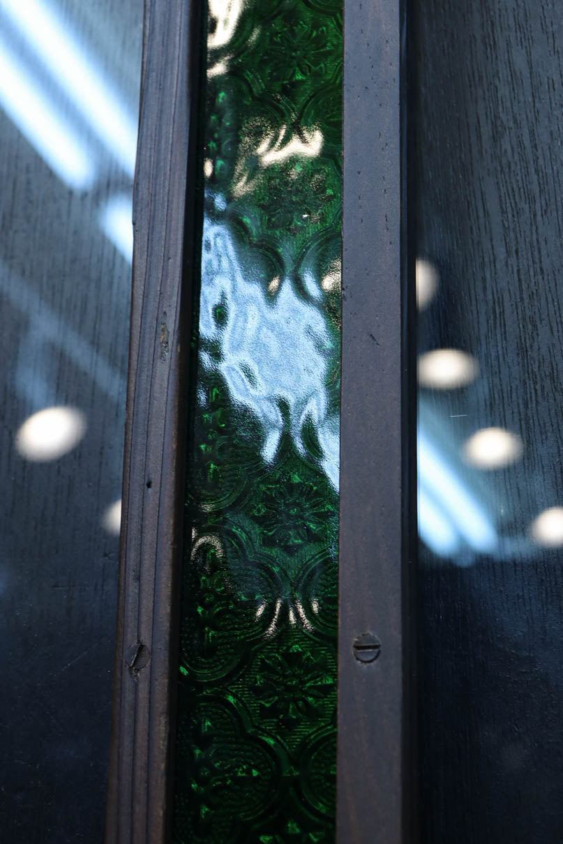 幅873ミリ　グリーンガラスのラインが爽やかなレトロガラス戸　F8558　在庫2枚