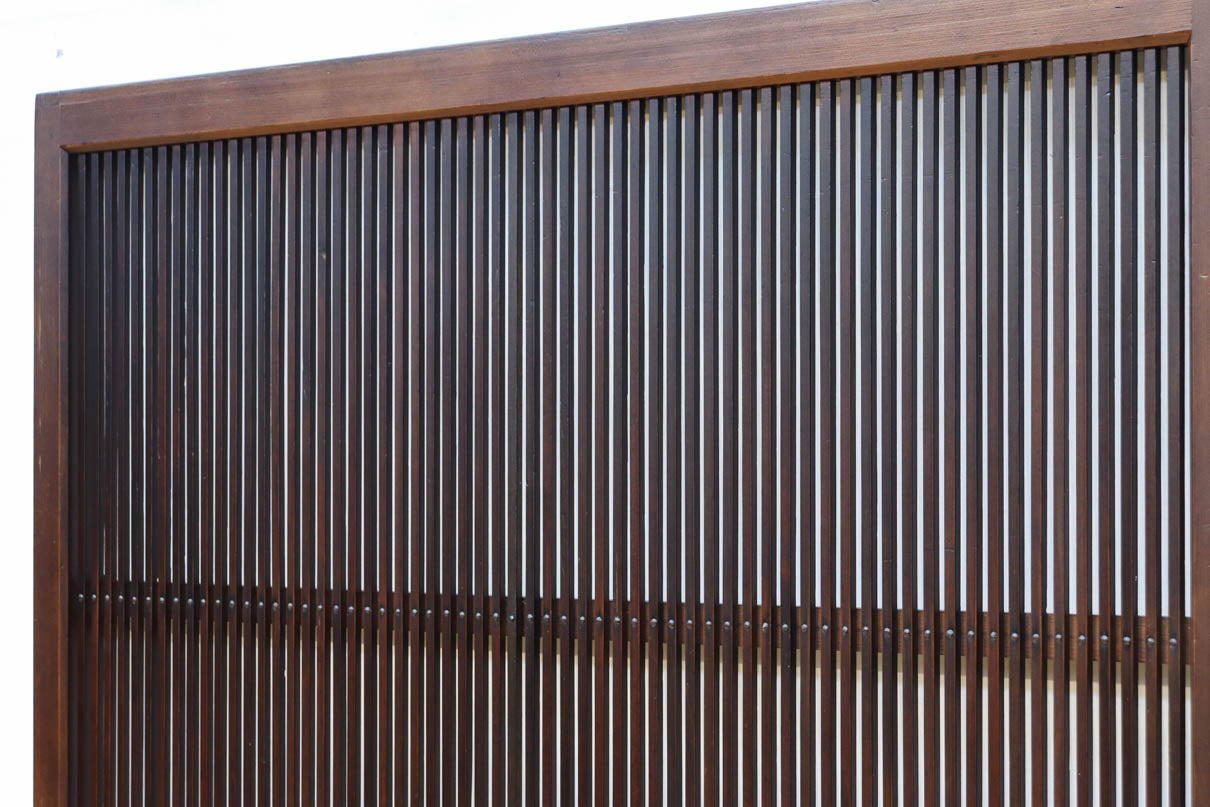 幅895ミリ　気品ある色彩に繊細な格子が美しい格子戸　F8559　在庫2枚