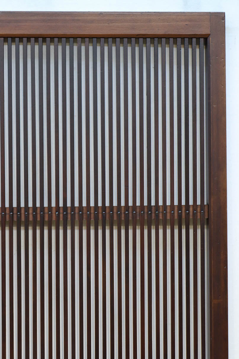 幅895ミリ　気品ある色彩に繊細な格子が美しい格子戸　F8559　在庫2枚