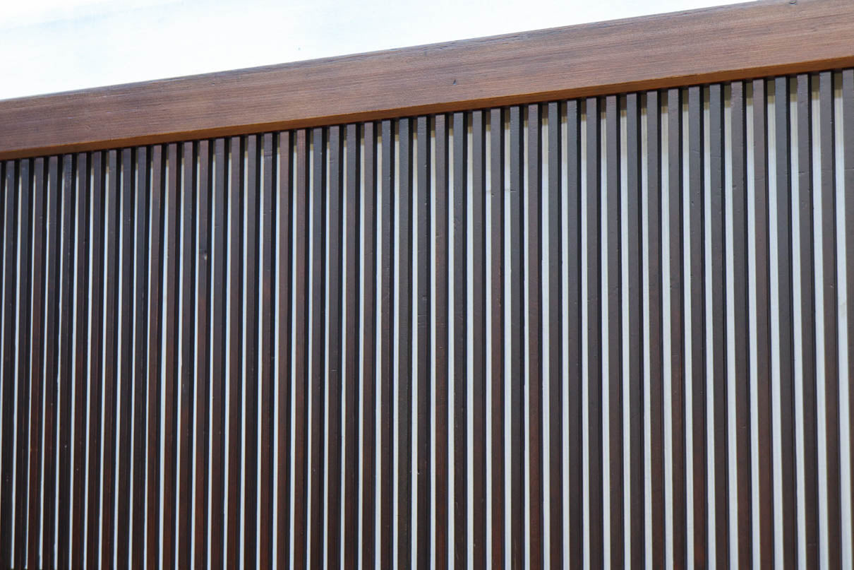 幅895ミリ　気品ある色彩に繊細な格子が美しい格子戸　F8559　在庫2枚