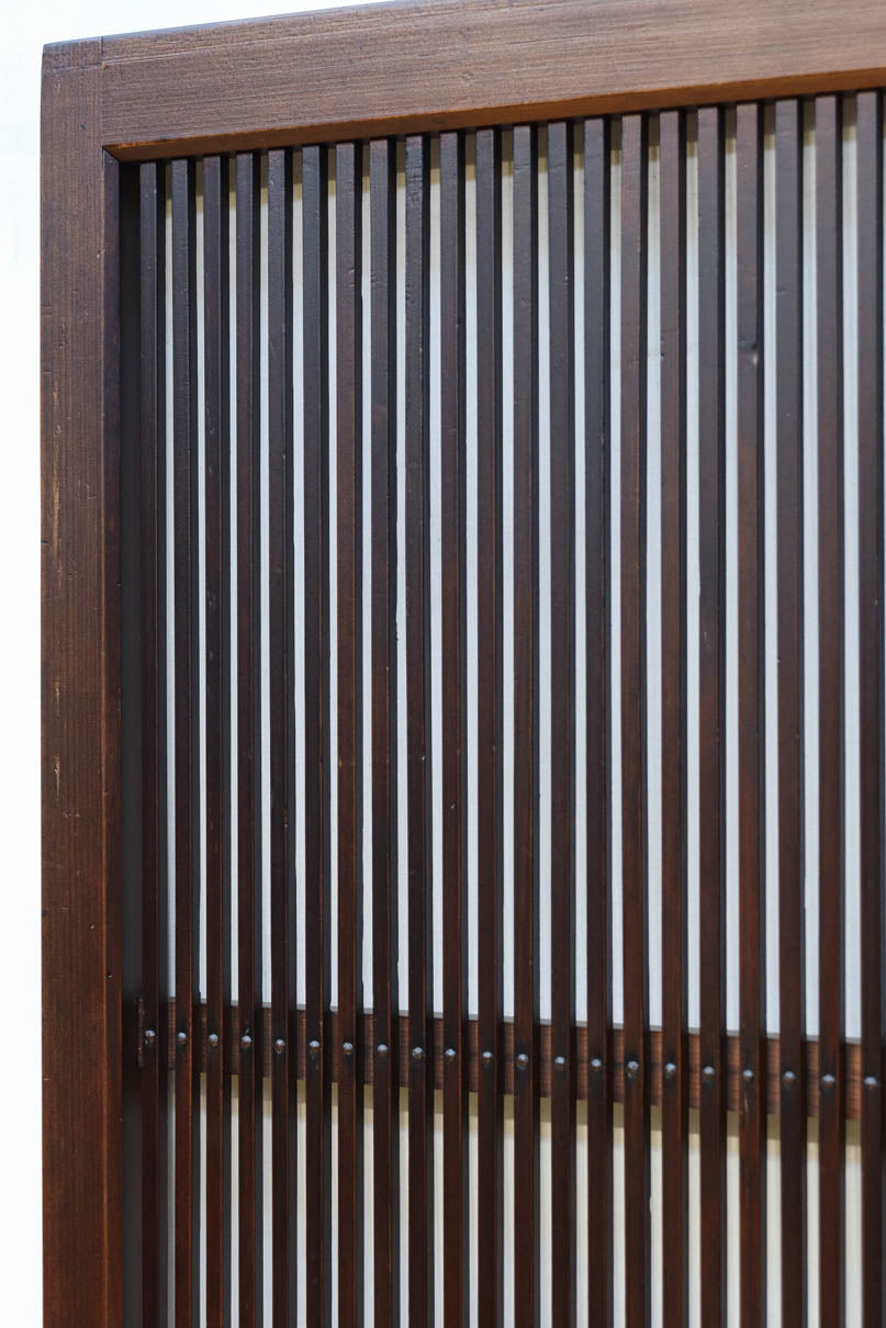 幅895ミリ　気品ある色彩に繊細な格子が美しい格子戸　F8559　在庫2枚