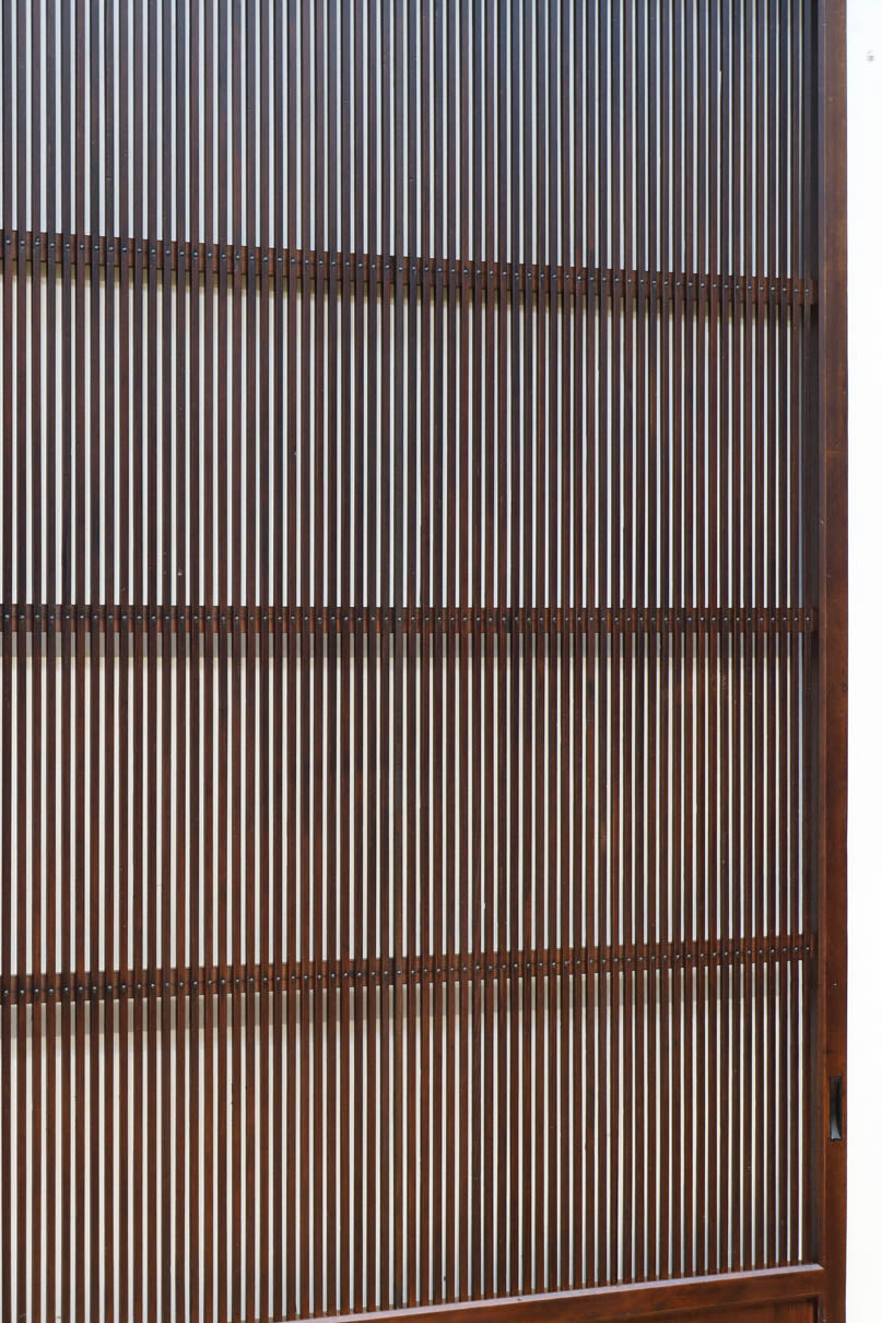 幅895ミリ　気品ある色彩に繊細な格子が美しい格子戸　F8559　在庫2枚