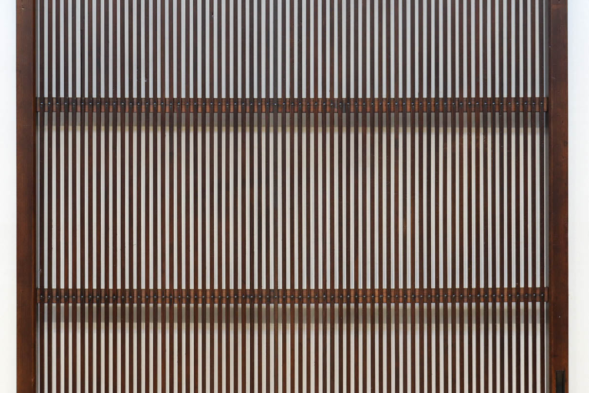 幅895ミリ　気品ある色彩に繊細な格子が美しい格子戸　F8559　在庫2枚