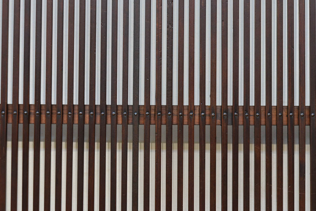 幅895ミリ　気品ある色彩に繊細な格子が美しい格子戸　F8559　在庫2枚