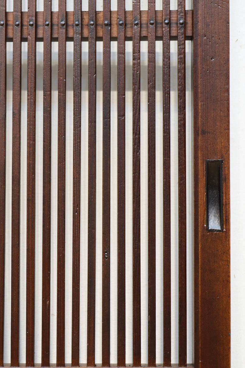 幅895ミリ　気品ある色彩に繊細な格子が美しい格子戸　F8559　在庫2枚